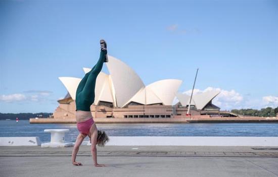 3月29日，市民在澳大利亚悉尼歌剧院对岸健身。新华社记者 白雪飞 摄